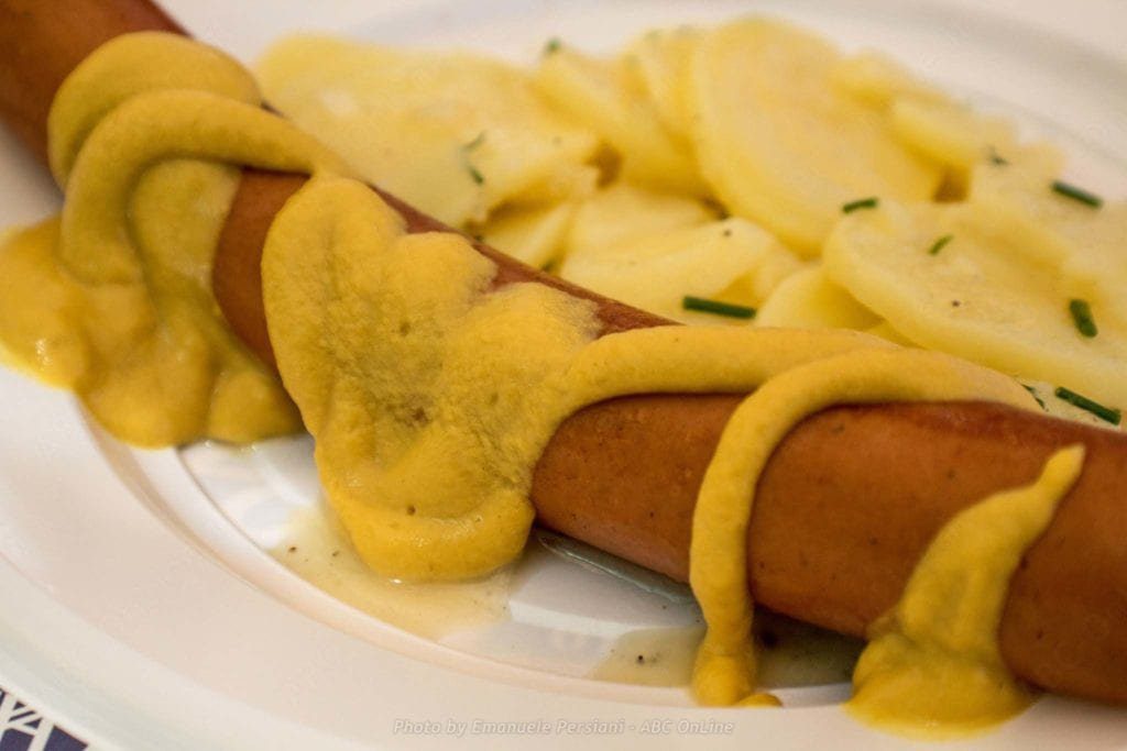 Oktoberfest a Norcia wurstel rosso e senape dettaglio