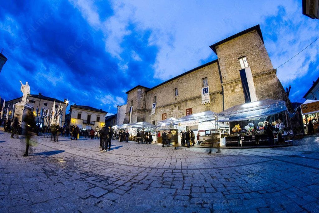 nero norcia piazza san benedetto foto emanuele persiani