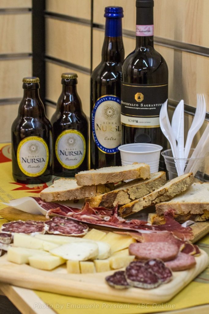 taglieri di salumi e formaggio a pranzo con i taglieri